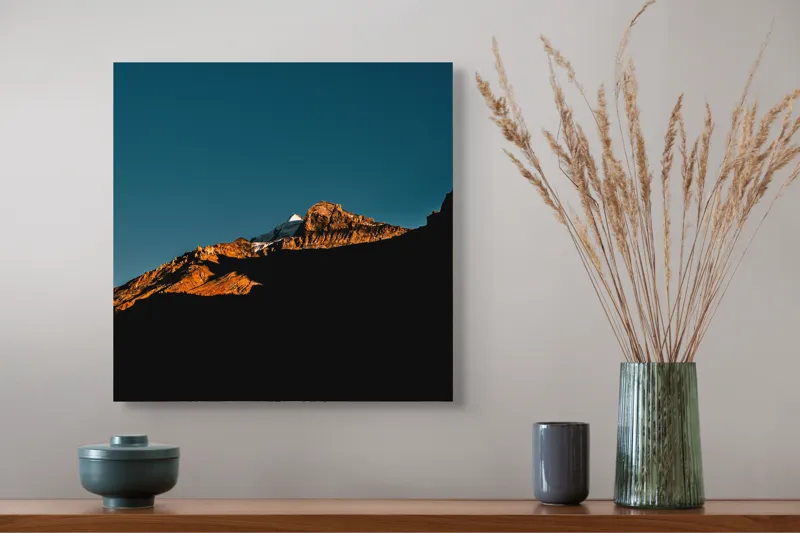 Tablou Canvas, "Lumină caldă pe creste muntoase", Munte, Apus, Umbre, Rocă, Cer, Albastru, Contrast, Natură, Vârf, Lumină, 50 x 50 cm – poza 4