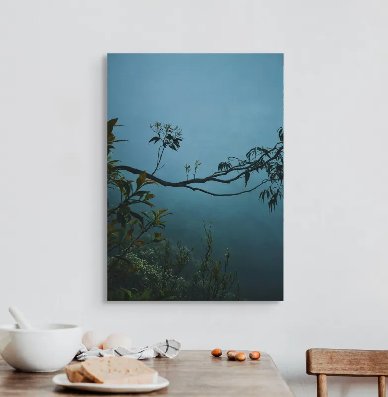 Tablou Canvas, "Misterul pădurii în ceață albastră", Frunziș, Ceață, Ramură, Natură, Liniște, Mister, Melancolie, Verdeață, 50 x 70 cm – poza 3