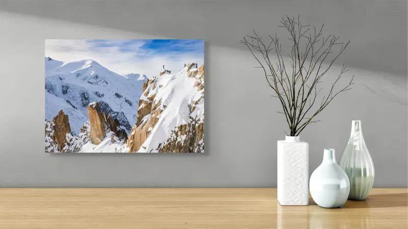 Tablou Canvas, "Explorator solitar pe culmi alpine", Zăpadă, Vârfuri, Stânci, Cer, Alpinist, Aventură, Iarnă, Măreție, Natură, Peisaj., 54 x 39 cm – poza 3