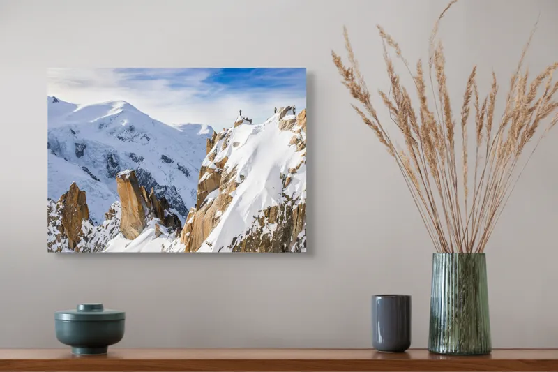 Tablou Canvas, "Explorator solitar pe culmi alpine", Zăpadă, Vârfuri, Stânci, Cer, Alpinist, Aventură, Iarnă, Măreție, Natură, Peisaj., 54 x 39 cm – poza 4