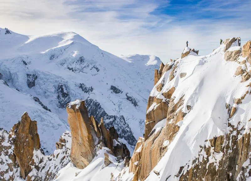 Tablou Canvas, "Explorator solitar pe culmi alpine", Zăpadă, Vârfuri, Stânci, Cer, Alpinist, Aventură, Iarnă, Măreție, Natură, Peisaj., 54 x 39 cm – poza 2