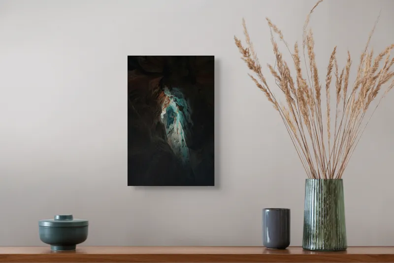Tablou Canvas, "Lumina magică a peșterii misterioase", Scris, Stancă, Lumini, Natură, Texturi, Umbre, Contrast, Adâncime, Mister., 26 x 39 cm – poza 5