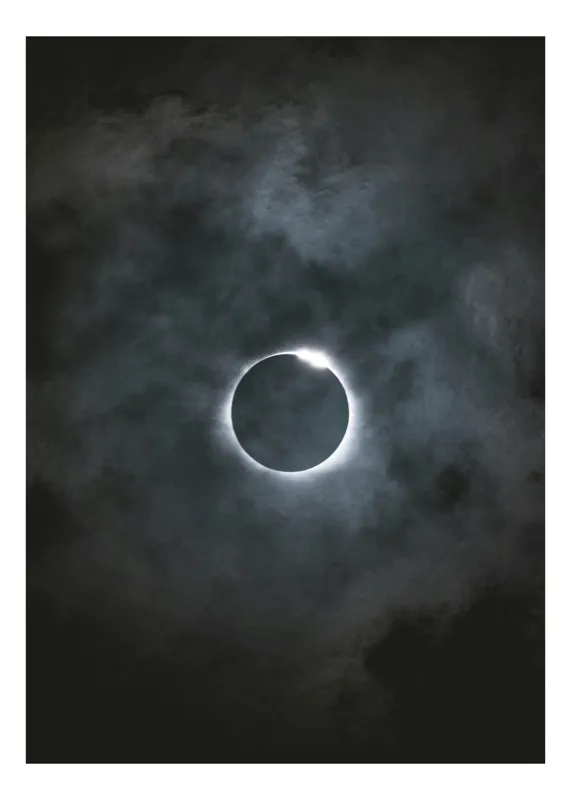 Tablou Canvas, "Eclipsa sub cer înnorat", Eclipsă, Mister, Întuneric, Lumină, Cer, Nori, Cercul, Fenomen, Natură, Cosmic., 70 x 100 cm