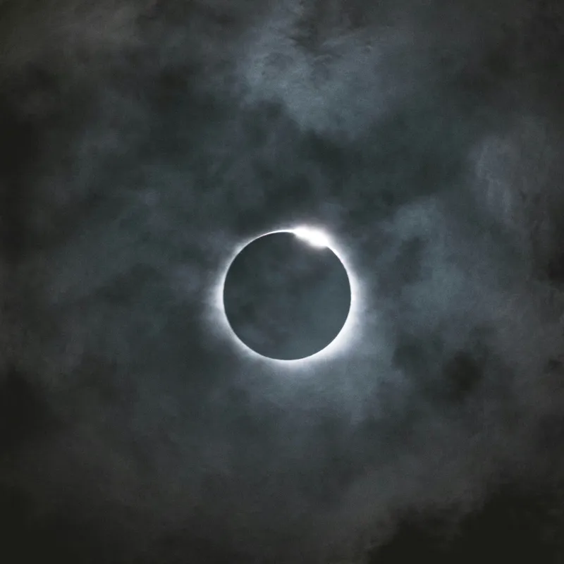 Tablou Canvas, "Eclipsa sub cer înnorat", Eclipsă, Mister, Întuneric, Lumină, Cer, Nori, Cercul, Fenomen, Natură, Cosmic., 100 x 100 cm – poza 2