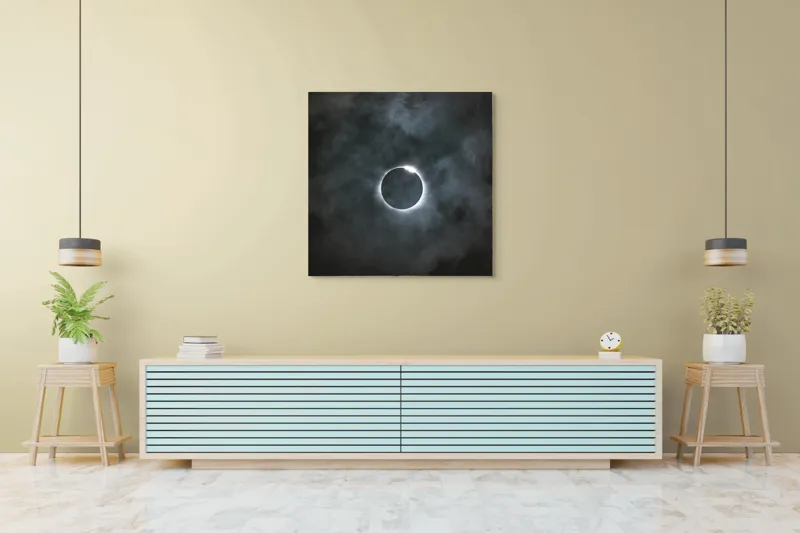 Tablou Canvas, "Eclipsa sub cer înnorat", Eclipsă, Mister, Întuneric, Lumină, Cer, Nori, Cercul, Fenomen, Natură, Cosmic., 100 x 100 cm – poza 5