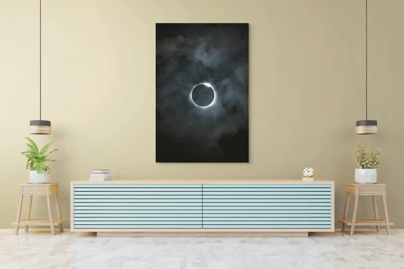 Tablou Canvas, "Eclipsa sub cer înnorat", Eclipsă, Mister, Întuneric, Lumină, Cer, Nori, Cercul, Fenomen, Natură, Cosmic., 100 x 150 cm – poza 4