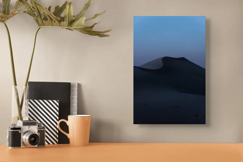 Tablou Canvas, "Dunele nopții sub cer senin", Pustiu, Singurătate, Mister, Dune, Crepuscul, Liniște, Infinit, Umbre, Albastru, Serenitate, 26 x 39 cm – poza 3