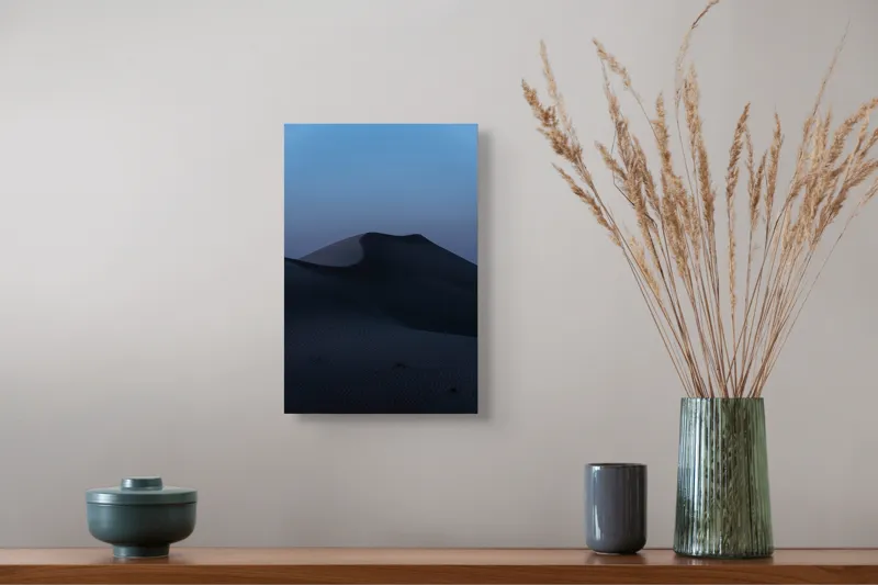 Tablou Canvas, "Dunele nopții sub cer senin", Pustiu, Singurătate, Mister, Dune, Crepuscul, Liniște, Infinit, Umbre, Albastru, Serenitate, 26 x 39 cm – poza 5