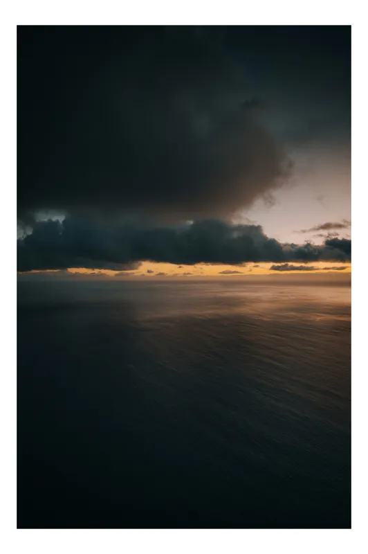 Tablou Canvas, "Liniștea apusului peste ocean", Cer, Nor, Ocean, Apus, Umbre, Lumină, Calm, Infinit, Armonie, Reflexii, 39 x 54 cm