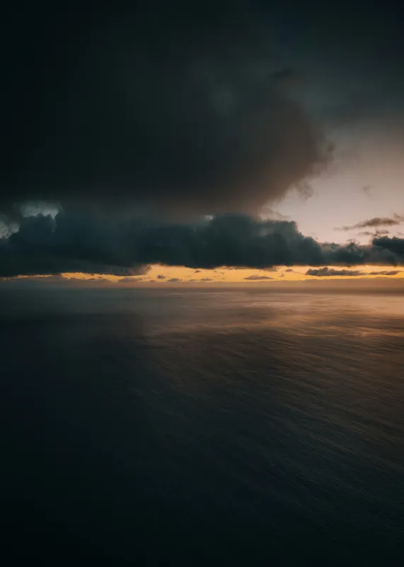 Tablou Canvas, "Liniștea apusului peste ocean", Cer, Nor, Ocean, Apus, Umbre, Lumină, Calm, Infinit, Armonie, Reflexii, 50 x 70 cm – poza 2