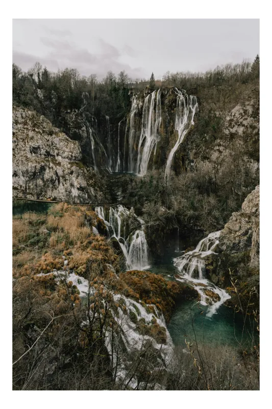 Tablou Canvas, "Cascada în peisaj de toamnă tăcută", Cascadă, Stânci, Pădure, Prăbușire, Apă, Vegetație, Natură, Râuri, Peisaj, Sălbăticie, 50 x 90 cm