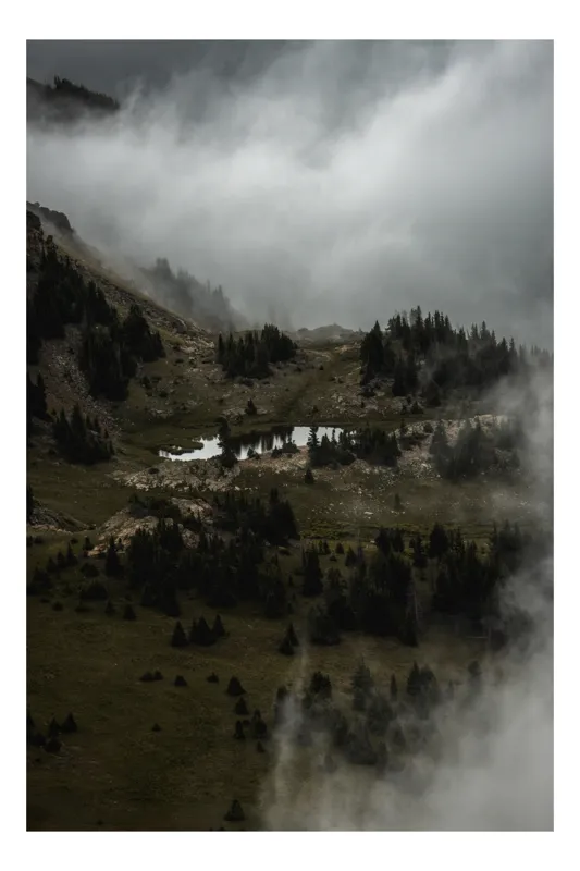 Tablou Canvas, "Norii coboară peste pădurea de munte", Ceață, Pădure, Munte, Liniște, Reflecții, Mister, Natură, Vârfuri, Nori, Verdeață, 70 x 100 cm