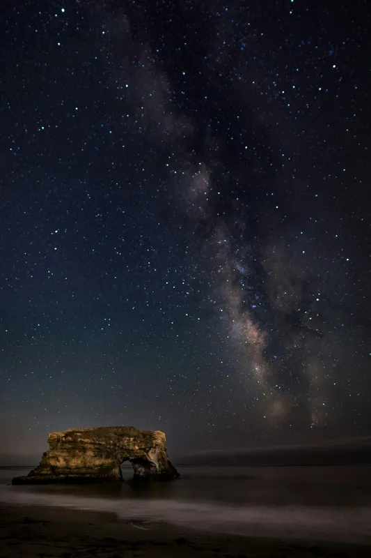 Tablou Canvas, "Calea Lactee deasupra arcului stâncos", Stele, Arc, Ocean, Întuneric, Cale Lactee, Lumină, Orizont, Natură, 26 x 39 cm – poza 2