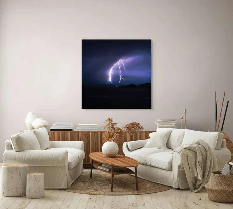 Tablou Canvas, "Fulgerul ce despică cerul nopții", Fulger, Cer, Noapte, Lumină, Horizon, Natură, Dramatic, Energie, Peisaj, Violete., 100 x 100 cm – poza 3