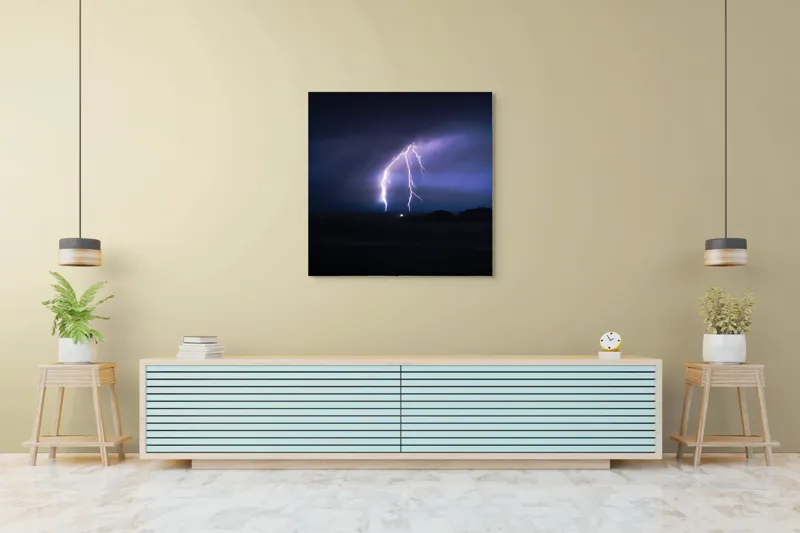 Tablou Canvas, "Fulgerul ce despică cerul nopții", Fulger, Cer, Noapte, Lumină, Horizon, Natură, Dramatic, Energie, Peisaj, Violete., 100 x 100 cm – poza 5