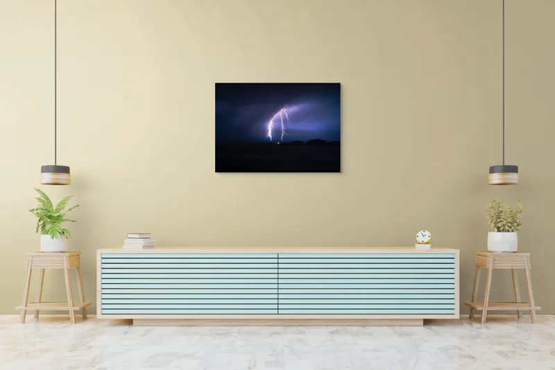 Tablou Canvas, "Fulgerul ce despică cerul nopții", Fulger, Cer, Noapte, Lumină, Horizon, Natură, Dramatic, Energie, Peisaj, Violete., 100 x 70 cm – poza 4