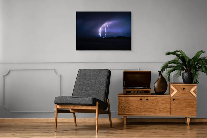 Tablou Canvas, "Fulgerul ce despică cerul nopții", Fulger, Cer, Noapte, Lumină, Horizon, Natură, Dramatic, Energie, Peisaj, Violete., 100 x 70 cm – poza 8