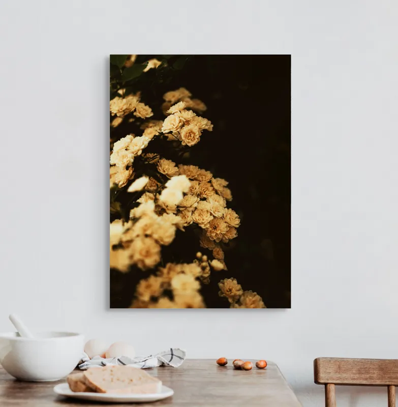 Tablou Canvas, "Flori delicate sub lumina apusului", Flori, Aurii, Întunecat, Misterios, Contrast, Textură, Delicatețe, Seară, 50 x 70 cm – poza 3