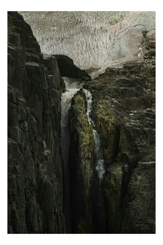 Tablou Canvas, "Cascada ascunsă printre stânci înalte", Cascadă, Stânci, Apă, Roci, Defileu, Natură, Ploiști, Munți, Întunecat, Puternic, 100 x 100 cm