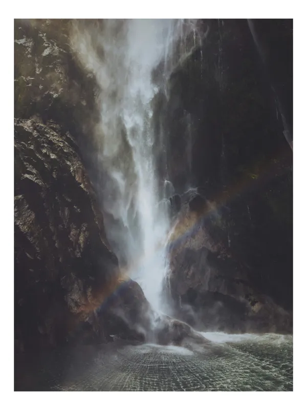Tablou Canvas, "Curcubeu deasupra cascadei misterioase", Cascadă, Stânci, Apă, Curcubeu, Ploaie, Natură, Curgere, Măreție, Roci, Aburi, 50 x 90 cm