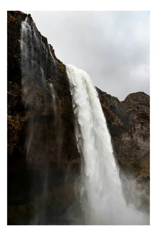 Tablou Canvas, "Cascada înghețată în timpuri tulburătoare", Cascadă, Apă, Cădere, Rocă, Natură, Curgere, Nor, Munți, Ploaie, Vânt, 50 x 90 cm