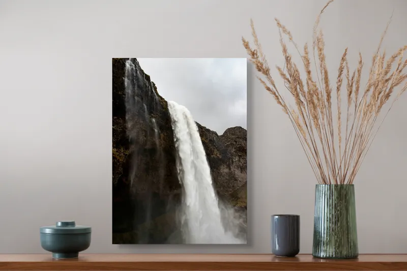 Tablou Canvas, "Cascada înghețată în timpuri tulburătoare", Cascadă, Apă, Cădere, Rocă, Natură, Curgere, Nor, Munți, Ploaie, Vânt, 39 x 54 cm – poza 3