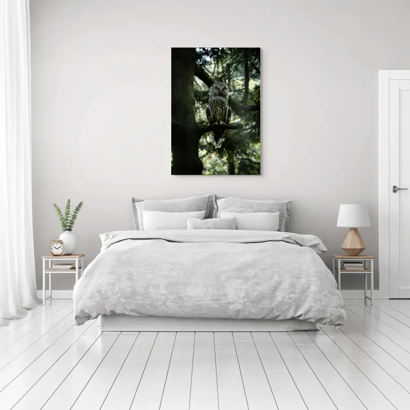 Tablou Canvas, "Bufnița în liniștea pădurii verzi", Bufniță, Copac, Lumină, Frunziș, Noapte, Natură, Serenitate, Pădure, Umbre, Mister., 70 x 100 cm – poza 3