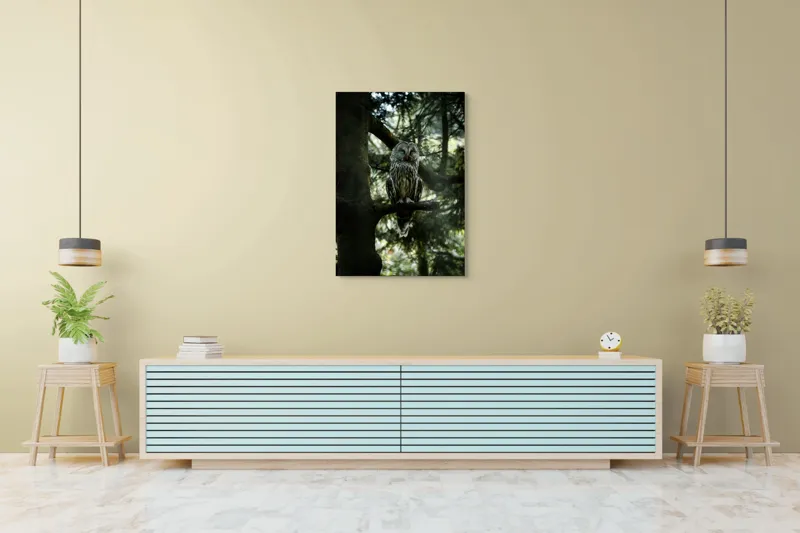 Tablou Canvas, "Bufnița în liniștea pădurii verzi", Bufniță, Copac, Lumină, Frunziș, Noapte, Natură, Serenitate, Pădure, Umbre, Mister., 70 x 100 cm – poza 5