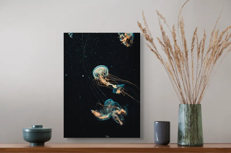 Tablou Canvas, "Dansul grațios al meduzelor marine", Meduze, Atingeri, Bioluminiscență, Abis, Grație, Curent, Ocean, Eteric, Drifting, Misterios, 39 x 54 cm – poza 3