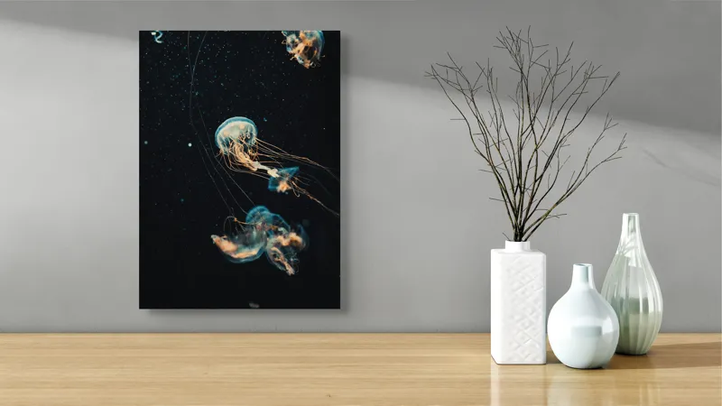 Tablou Canvas, "Dansul grațios al meduzelor marine", Meduze, Atingeri, Bioluminiscență, Abis, Grație, Curent, Ocean, Eteric, Drifting, Misterios, 39 x 54 cm – poza 4