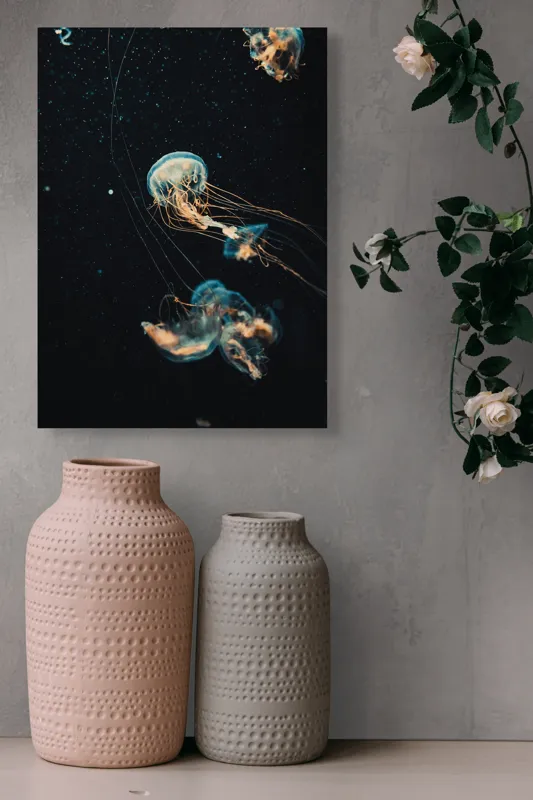 Tablou Canvas, "Dansul grațios al meduzelor marine", Meduze, Atingeri, Bioluminiscență, Abis, Grație, Curent, Ocean, Eteric, Drifting, Misterios, 39 x 54 cm – poza 6
