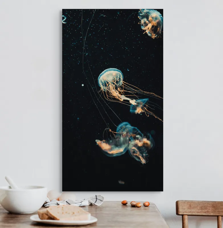 Tablou Canvas, "Dansul grațios al meduzelor marine", Meduze, Atingeri, Bioluminiscență, Abis, Grație, Curent, Ocean, Eteric, Drifting, Misterios, 50 x 90 cm – poza 3