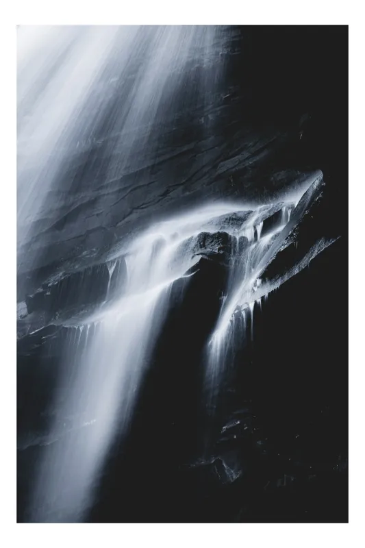 Tablou Canvas, "Cascadă nocturnă în lumina lunii", Cascadă, Apă, Rocă, Lumină, Umbre, Flux, Natură, Grație, Contrast, Eleganță, 26 x 39 cm