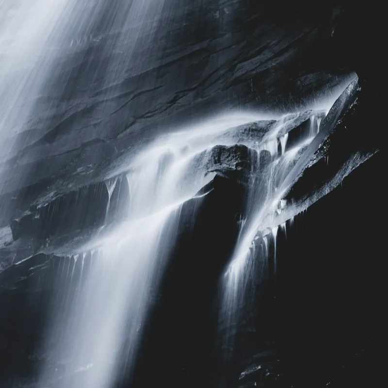 Tablou Canvas, "Cascadă nocturnă în lumina lunii", Cascadă, Apă, Rocă, Lumină, Umbre, Flux, Natură, Grație, Contrast, Eleganță, 100 x 100 cm – poza 2