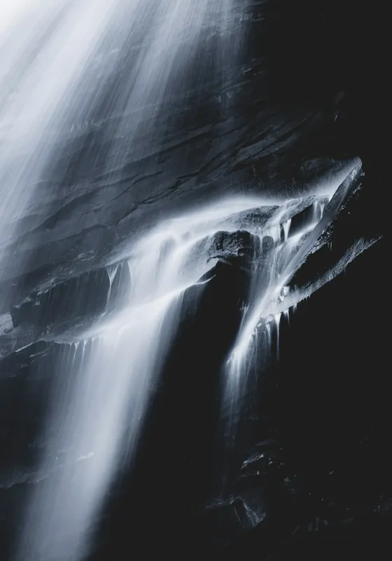Tablou Canvas, "Cascadă nocturnă în lumina lunii", Cascadă, Apă, Rocă, Lumină, Umbre, Flux, Natură, Grație, Contrast, Eleganță, 70 x 100 cm – poza 2