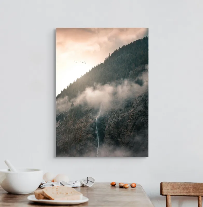 Tablou Canvas, "Cascadă printre munți în zori", Nor, Apus, Pădure, Cascadă, Păsări, Munți, Ceață, 50 x 70 cm – poza 3