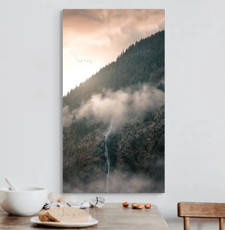 Tablou Canvas, "Cascadă printre munți în zori", Nor, Apus, Pădure, Cascadă, Păsări, Munți, Ceață, 50 x 90 cm – poza 3
