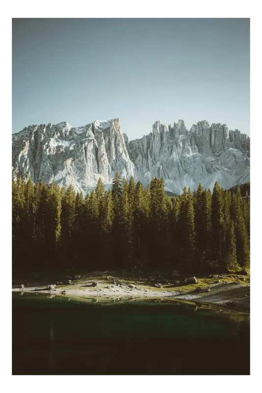 Tablou Canvas, "Pădurea și munții în lumina dimineții", Măreție, Pădure, Reflecție, Serena, Alpin, Claritate, Savoare, Liniște, Frumusețe, Natură, 70 x 100 cm
