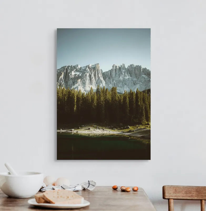 Tablou Canvas, "Pădurea și munții în lumina dimineții", Măreție, Pădure, Reflecție, Serena, Alpin, Claritate, Savoare, Liniște, Frumusețe, Natură, 50 x 70 cm – poza 3