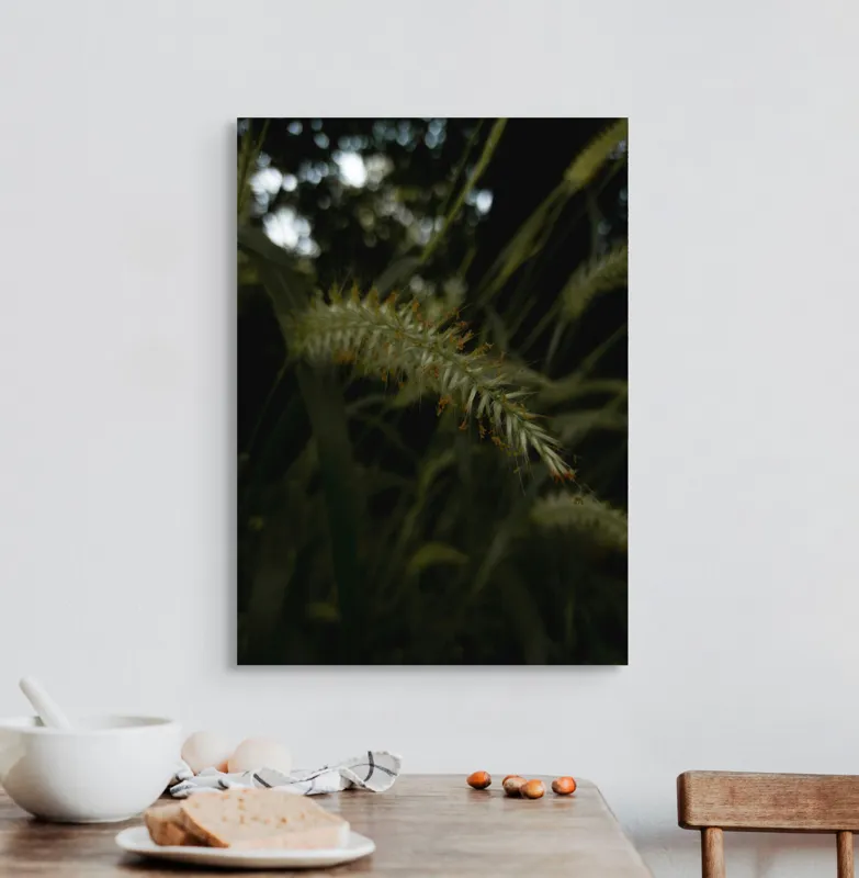 Tablou Canvas, "Împletitura naturii în penumbră aurie", Frunze, Trestie, Intuneric, Vibrare, Textura, Umbra, Bokeh, Melancolie, 50 x 70 cm – poza 3