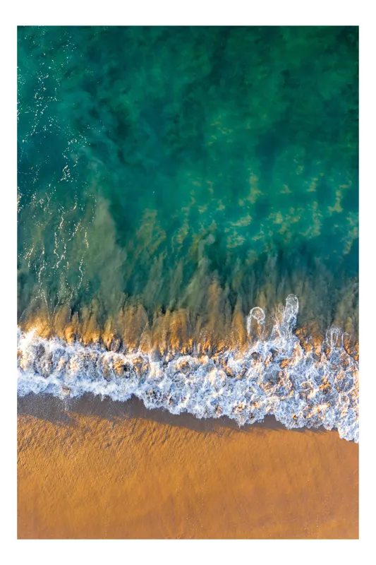 Tablou Canvas, "Valuri mângâind nisipul aurit", Albastru, Apă, Valuri, Nisip, Lumină, Textură, Natură, Ocean, Coastă, Relaxare, 50 x 90 cm