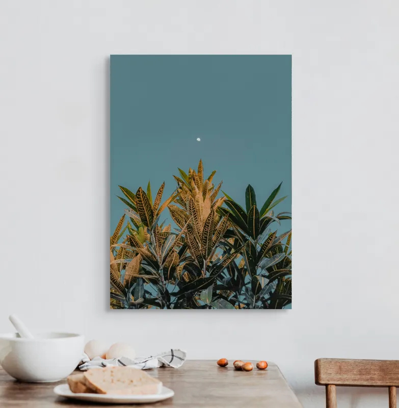 Tablou Canvas, "Frunze sub cerul cu lună albă", Frunze, Cer, Lună, Culori, Natură, Lumină, Contrast, Verde, Albastru, Calm, Seară, Seninătate, 50 x 70 cm – poza 3