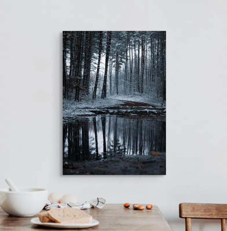 Tablou Canvas, "Reflecții în pădurea de iarnă", Pădure, Iarnă, Reflecție, Nori, Tranquilitate, Drum, Zăpadă, Copaci, Peisaj, Liniște, 50 x 70 cm – poza 3