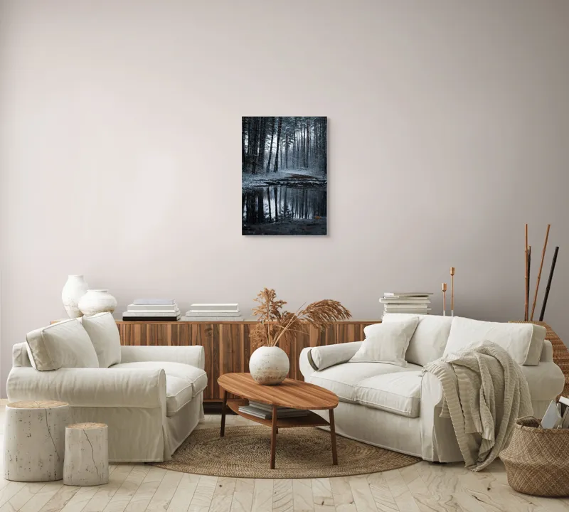 Tablou Canvas, "Reflecții în pădurea de iarnă", Pădure, Iarnă, Reflecție, Nori, Tranquilitate, Drum, Zăpadă, Copaci, Peisaj, Liniște, 50 x 70 cm – poza 4