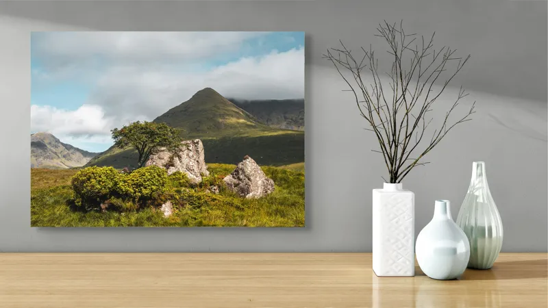 Tablou Canvas, "Armonia naturii sub cer senin", Coline, Rocă, Copac, Verdeață, Cer, Nori, Albastru, Natură, Tranquilitate, Peisaj, 70 x 50 cm – poza 3