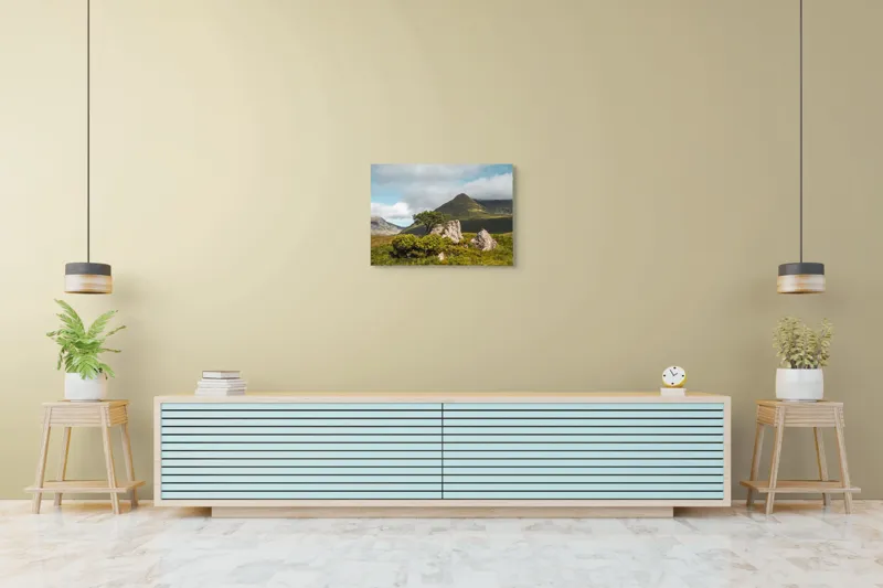 Tablou Canvas, "Armonia naturii sub cer senin", Coline, Rocă, Copac, Verdeață, Cer, Nori, Albastru, Natură, Tranquilitate, Peisaj, 70 x 50 cm – poza 7
