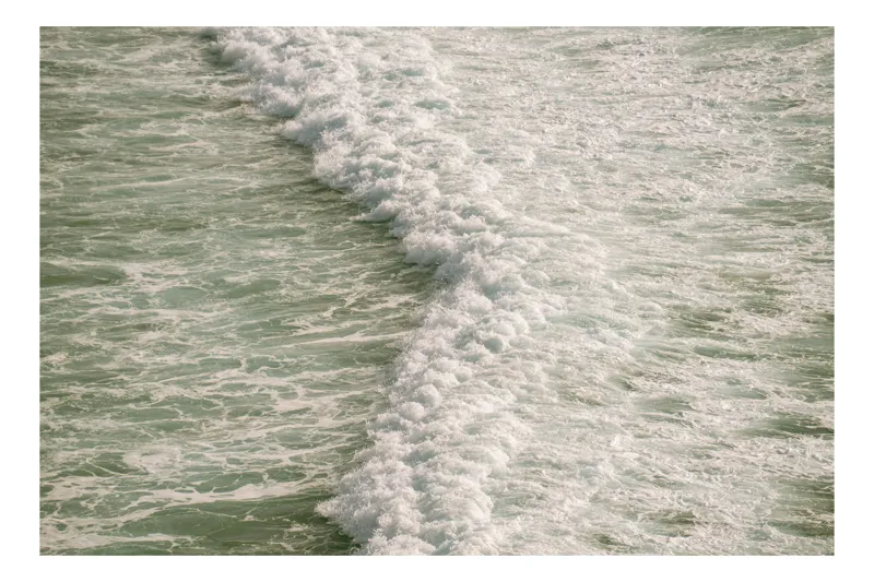 Tablou Canvas, "Valurile mării sub soarele blând", Valuri, Spumă, Ocean, Mișcare, Verde, Natură, Apă, Energie, 39 x 26 cm