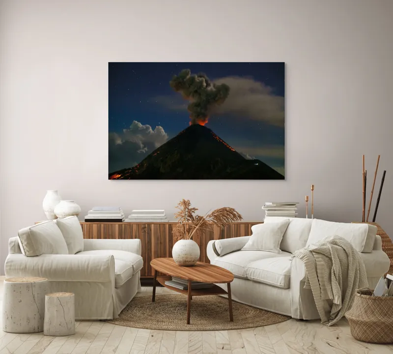 Tablou Canvas, "Erupția vulcanului în miez de noapte", Nor, Fum, Erupție, Noapte, Stele, Lumină, Lavă, Cer, Vulcan, Spectacol, Natură, Putere., 150 x 100 cm – poza 3