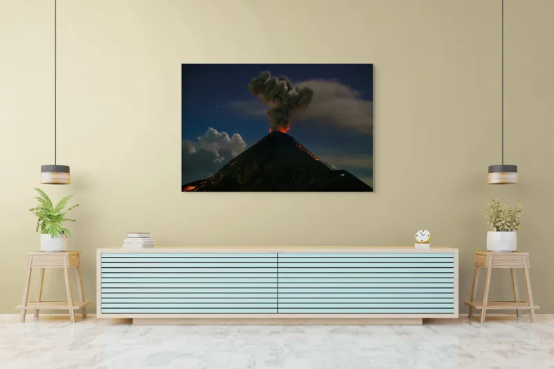 Tablou Canvas, "Erupția vulcanului în miez de noapte", Nor, Fum, Erupție, Noapte, Stele, Lumină, Lavă, Cer, Vulcan, Spectacol, Natură, Putere., 150 x 100 cm – poza 6