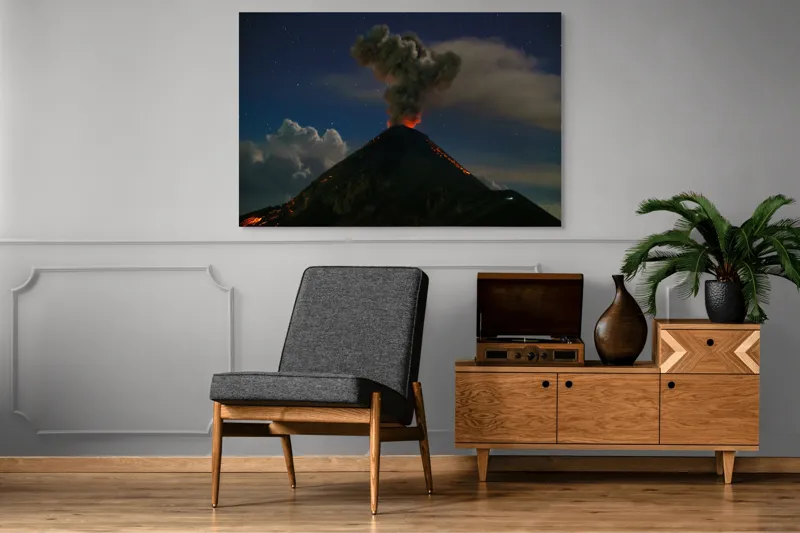 Tablou Canvas, "Erupția vulcanului în miez de noapte", Nor, Fum, Erupție, Noapte, Stele, Lumină, Lavă, Cer, Vulcan, Spectacol, Natură, Putere., 150 x 100 cm – poza 8